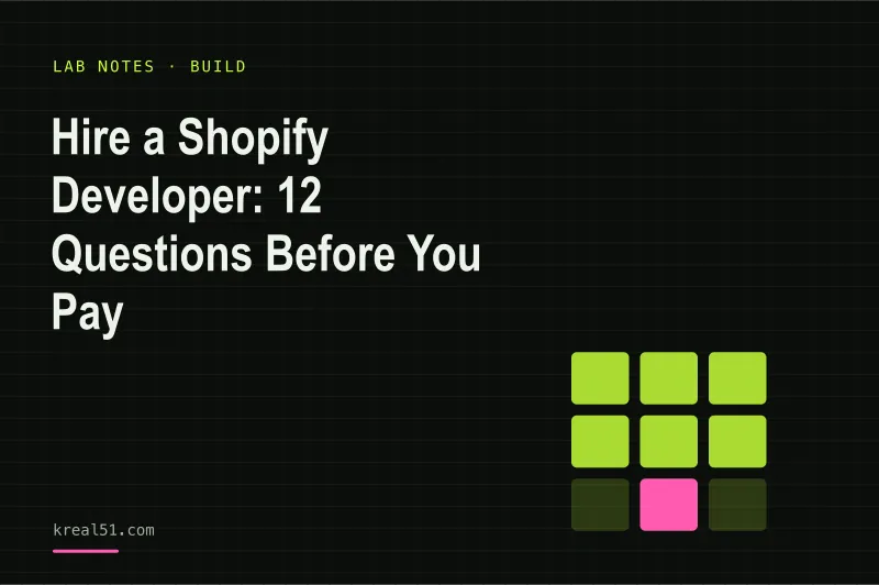 Tarjeta de portada oscura con el título del artículo sobre cómo contratar a un experto en Shopify y un pequeño icono